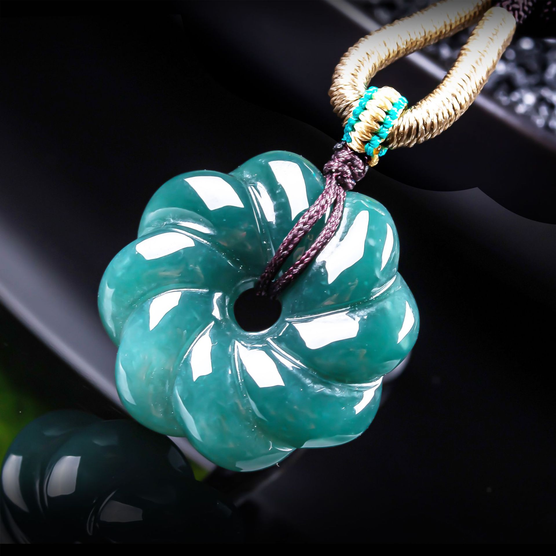 قلادة زهرة من اليشم البورمي ال - مراجعة The Jewelry & Watches وسعره